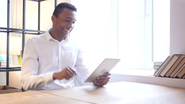 Schwarzer Mann im Büro im Online-Videochat auf Tablet — Stockvideo