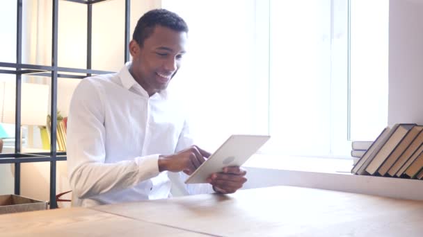 Black Man Using Tablet in Office — Stock Video