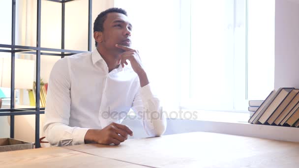 Gândire Pensive Black Man în birou, Brainstorming — Videoclip de stoc