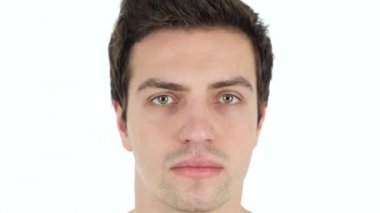 Şok, genç adam yüzüne yakın