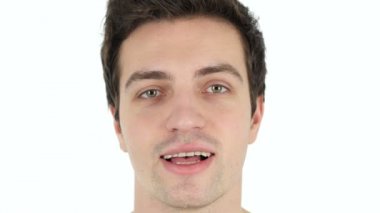 Adamın yüzü konuşurken, yakın çekim