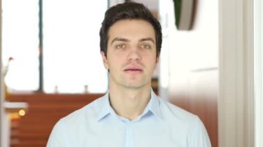 Başparmak yukarıya adam, kapalı tarafından