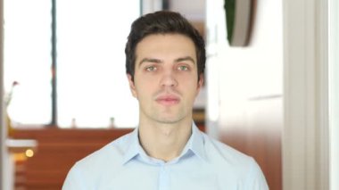 Başparmak aşağı adam, kapalı tarafından