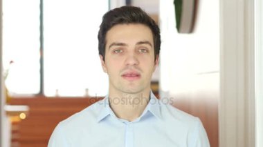Evet katılıyorum baş kapalı sallayarak adam tarafından
