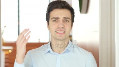 Hayal kırıklığına uğramış kızgın adam bağırıyor, kapalı