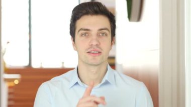 Adam, dudaklarında parmak sessizliktir jesti