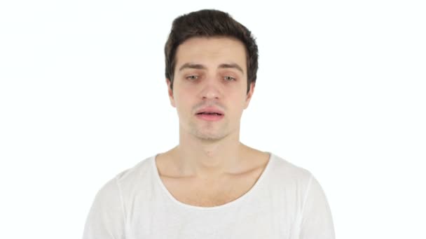 悲しい男、白い背景分離を混乱させる — ストック動画