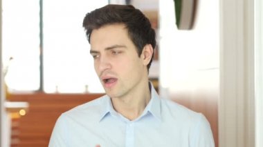 Esneme yorgun adam ofis, kapalı
