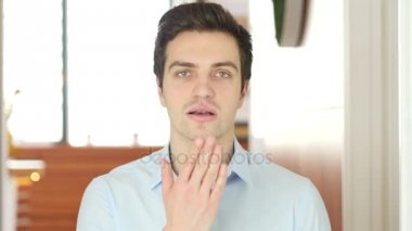 Aşık, kapalı adam tarafından uçan öpücük
