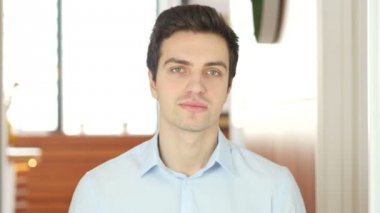 Adam kameraya, kapalı işaret