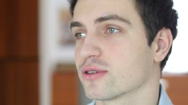 Adam iş yerindeki konuşuyor