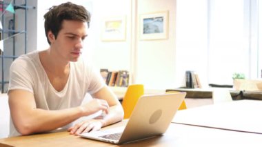 Bilgileri dikkatlice dinliyor adam