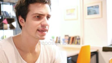 Bağırıyor ve savunarak kızgın Tasarımcısı