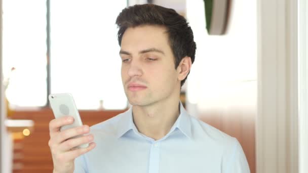 Homme utilisant un smartphone au travail — Video