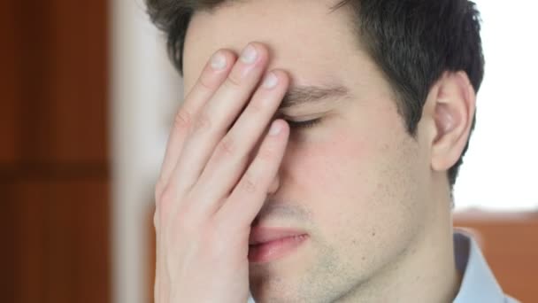 Mal de tête, Homme avec douleur à la tête, Intérieur Fermer — Video