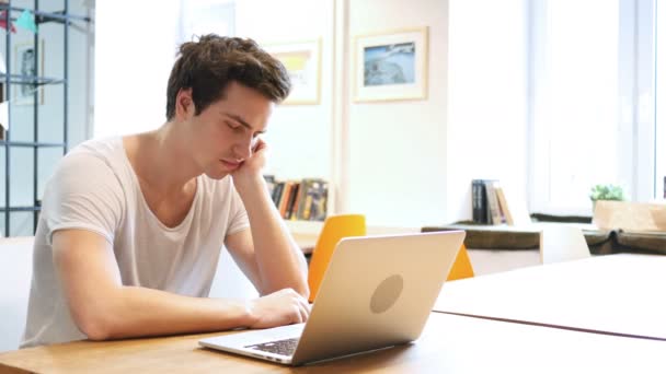 Diseñador cansado de dormir trabajando en el ordenador portátil — Vídeos de Stock