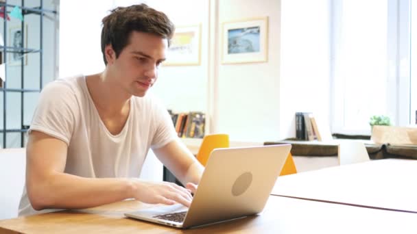 Miközben dolgozik a Laptop tervező Yelling — Stock videók