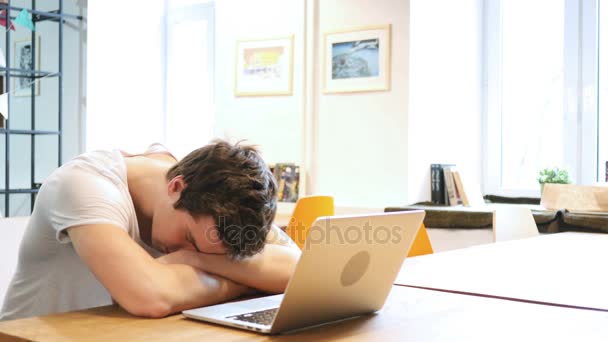 Cansado de dormir homem na mesa — Vídeo de Stock