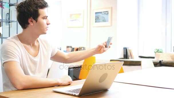 Diseñador tomando selfie en el trabajo — Vídeos de Stock