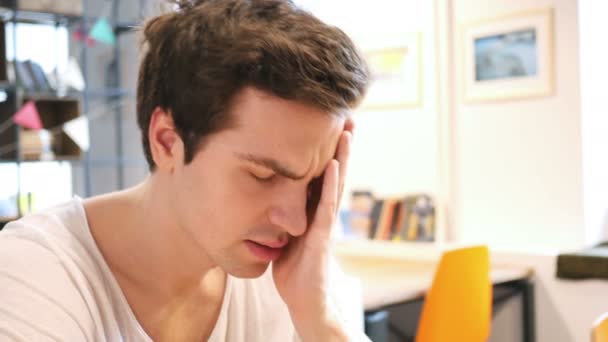 Close-up de homem tenso perturbado, dor de cabeça — Vídeo de Stock