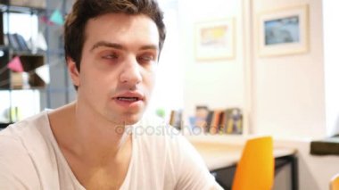 Üzgün adam, deli karıştı