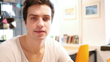 Hayır, parmak sallayarak adam jesti