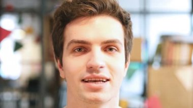 Gülümseyerek mutlu bir adam yakın çekim