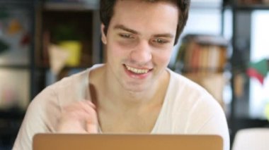Laptop tasarımcı görüntülü sohbet ön görünüm