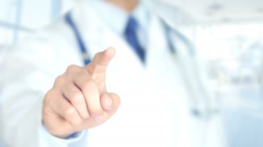 C vitamini, holografik arayüzü, hareketli grafikler üzerinde çalışan doktor