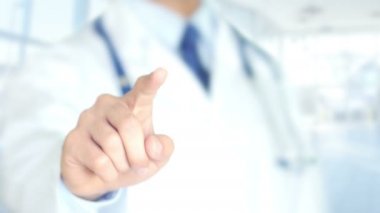 Diyabet, holografik arayüzü, hareketli grafikler üzerinde çalışan doktor