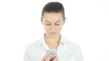 Tarama için akıllı telefon kullanan kadın