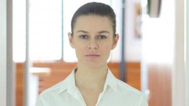 Üzgün kadın duygu üzgün, kapalı