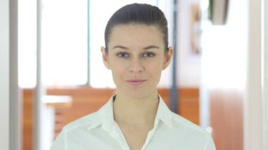 Başparmak yukarıya kadın, kapalı tarafından