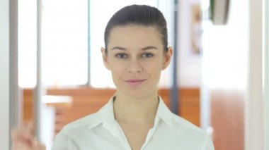 Zafer, başarılı kadın, kapalı