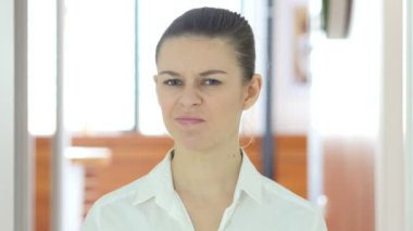 Hayır, kadın, kapalı reddetme sallayarak kafa