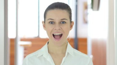 Kadın başarı kutluyor kapalı