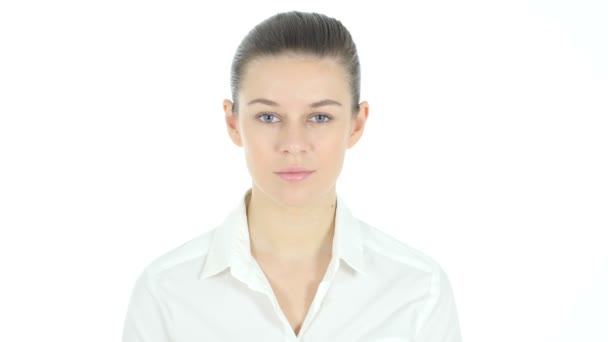Porträtt av kvinna, vit bakgrund — Stockvideo