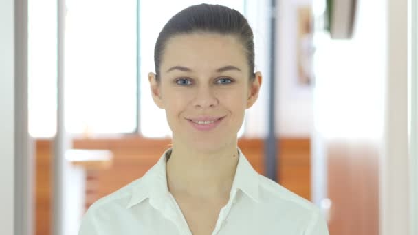 Smiling Woman, Indoor in Office — Stock Video