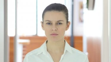 Kameraya, kapalı işaret eden kadın