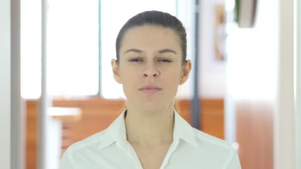 Bâillement fatigué femme au bureau, intérieur — Video