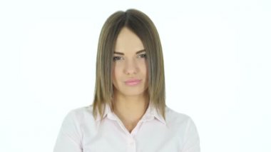 Kamera, beyaz arka plan doğru işaret eden güzel bir kadın