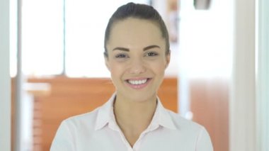 Ofiste gülümseyen kadın.