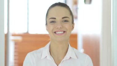 Evet bir kadın tarafından ofiste kabul etmek kafa sallayarak