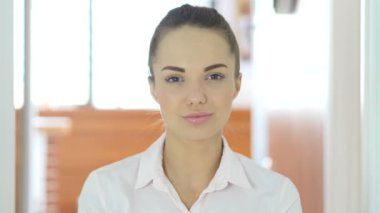 Şok jest kadın ofiste tarafından