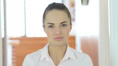 Şok, güzel kadın yüzüne yakın