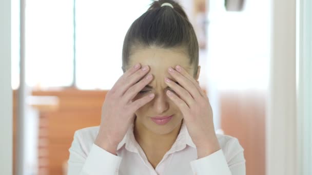 Kopfschmerzen, angespannte berufstätige Frau im Amt — Stockvideo