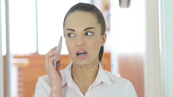 電話の女性の話に答えるコール — ストック動画