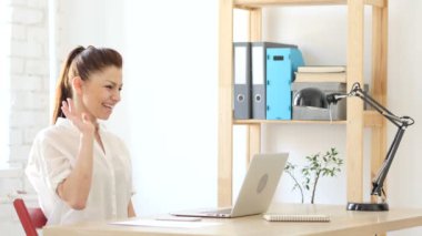 Kadın iş yerinde webcam sohbet