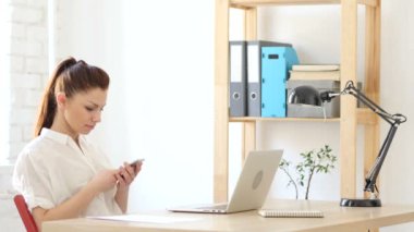 Kadın Smartphone, kullanarak meşgul kısa mesaj
