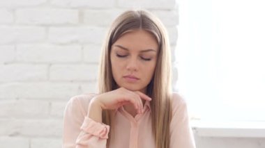 İşteyken Office uyuyan kadın